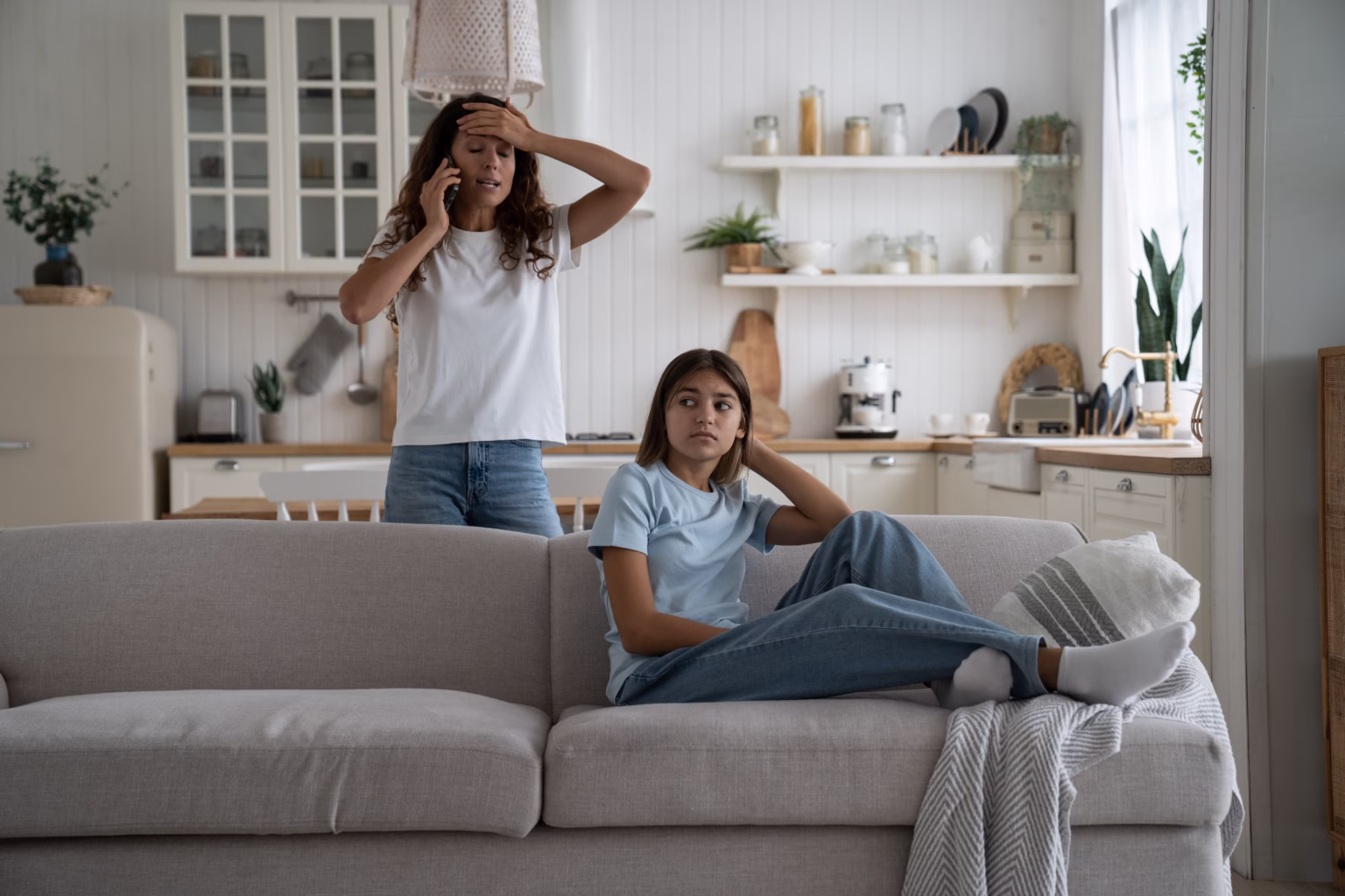 Mujer quejandose de su hija