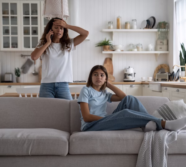 Mujer quejandose de su hija
