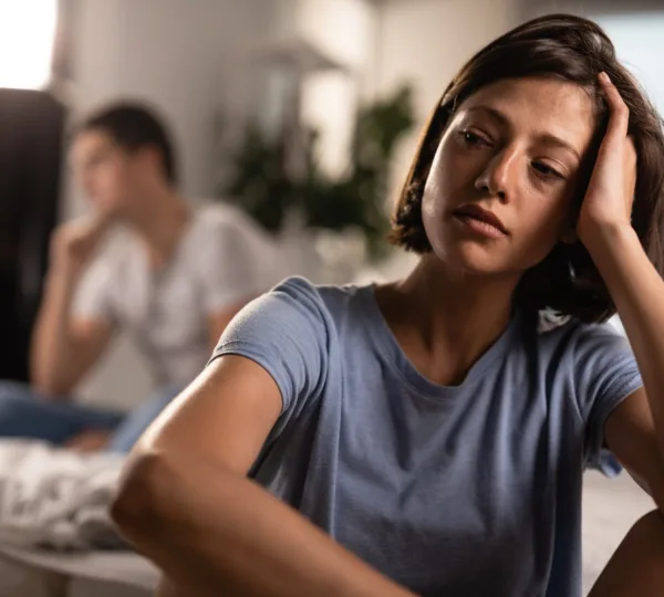 Mujer preocupada por la ansiedad sexual