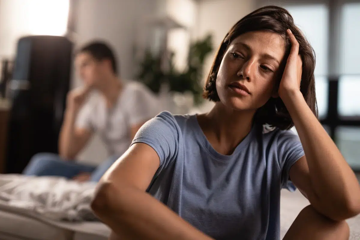 Mujer preocupada por la ansiedad sexual